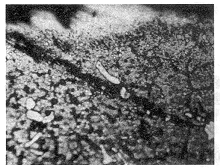 圖9　電火花線切割產生的白亮層　×400