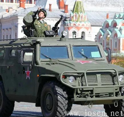 參加莫斯科勝利日游行的GAZ-2975.jpg 參加莫斯科勝利日游行的GAZ-2975.jpg