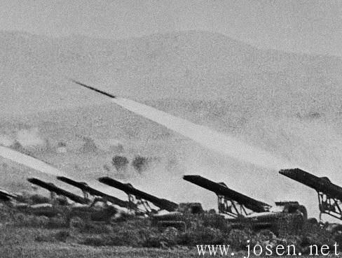 在斯大林格勒戰役中,一排的“喀秋莎”火箭炮車向德軍發起進攻.jpg 在斯大林格勒戰役中,一排的“喀秋莎”火箭炮車向德軍發起進攻.jpg